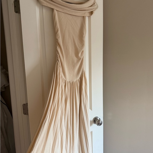 Elegant Off-Shoulder Beige Maxi Dress - Picture 5 of 9